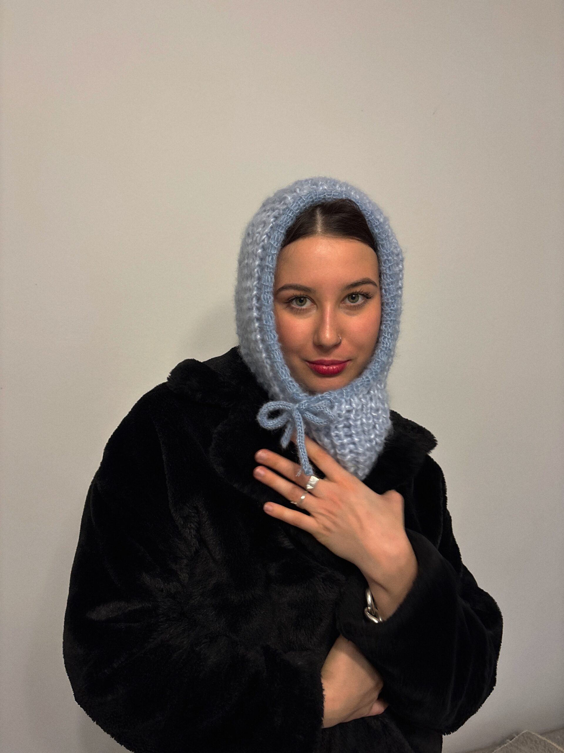 Kominiarka baby blue noszona — alpaka